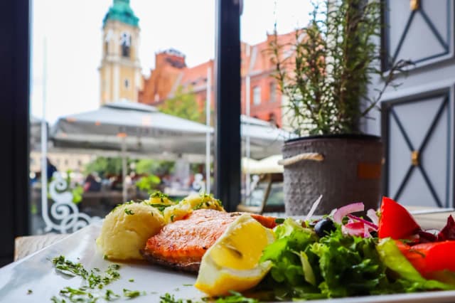 Co zjeść w Toruniu? Odkryj najlepsze lokale i smaki tego miasta